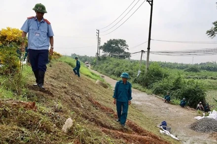 Lực lượng chức năng kiểm tra hệ thống đê điều. 