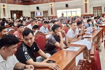 Khách hàng tham gia phiên đấu giá. 