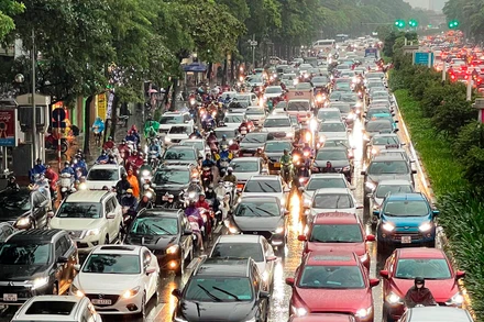 Mưa lớn gây ngập úng, ùn tắc giao thông nghiêm trọng trên địa bàn Hà Nội sáng 28/9.