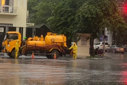 Công nhân Công ty Thoát nước Hà Nội và phương tiện ứng trực tại các điểm thường xảy ra úng ngập.