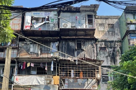 Nhiều chung cư cũ xuống cấp, gây nhếch nhác đô thị. 