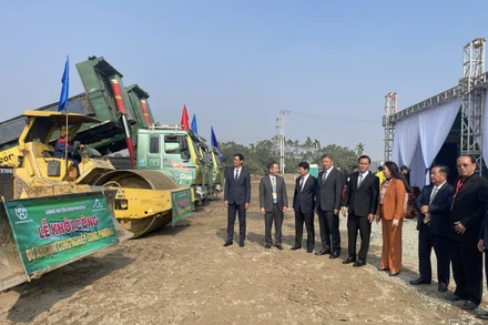 Các đại biểu dự lễ khởi công. 
