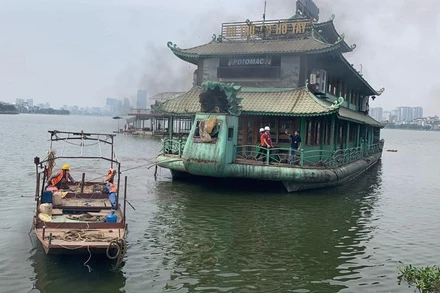 Lực lượng chức năng tháo dỡ phương tiện trên hồ Tây.