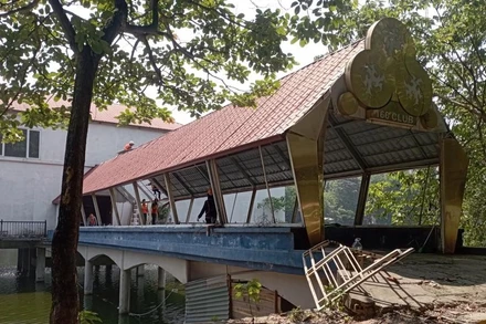 Chủ đầu tư tháo dỡ công trình nhà nổi giữa hồ.