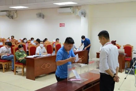 Phiên đấu giá đất tại huyện Mê Linh. 