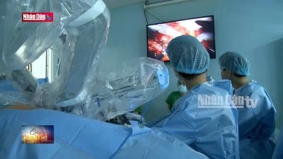 Sử dụng robot phẫu thuật ung thư đại tràng cho bệnh nhân 89 tuổi