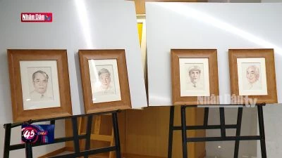 Tặng bộ tranh các vị tướng tài danh cho Bảo tàng Lịch sử Quân sự Việt Nam