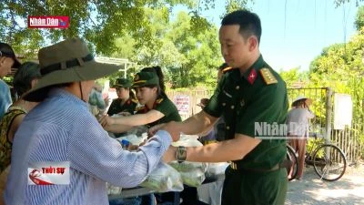 Những suất cơm 2.000 đồng của bộ đội Tài