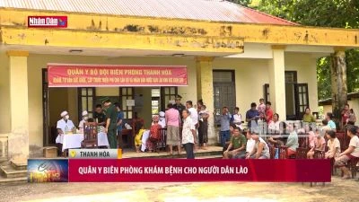 Quân y biên phòng khám bệnh cho người dân Lào