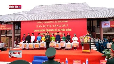 Bàn giao nhà và tặng quà cho nhân dân làng Nủ