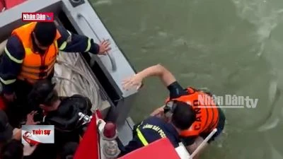 Thừa Thiên Huế: Xe chở rác rớt xuống sông hai người mất tích