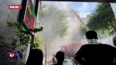 Cứu 4 người kẹt trong đám cháy tại quận 1
