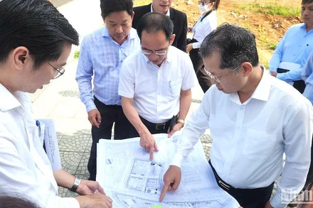 Bí thư Thành ủy Đà Nẵng Nguyễn Văn Quảng tham quan, tìm hiểu tại Trung tâm Công nghệ sinh học Đà Nẵng. (Ảnh: ĐÌNH TĂNG).