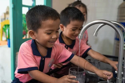 Hiện nay, một số trường học tại các huyện miền núi Quảng Nam chưa có nguồn nước sạch để sử dụng, việc tiếp cận nguồn nước ổn định và bảo đảm vệ sinh còn khó khăn.