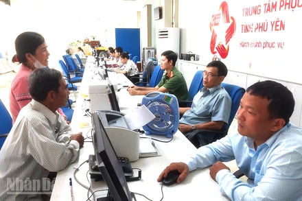 Cán bộ bộ phận một cửa Ủy ban nhân dân tỉnh Phú Yên. (Ảnh: PHƯƠNG NAM).