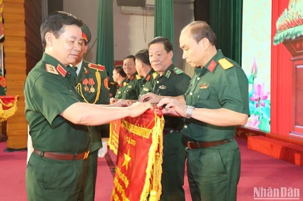 3. Trung tướng Đỗ Xuân Tụng - Phó chủ nhiệm Tổng cục Chính trị tặng cờ đơn vị đoạt giải xuất sắc cho Đội thi Lực lượng vũ trang Quân khu 5 (ảnh: ĐÌNH TĂNG).