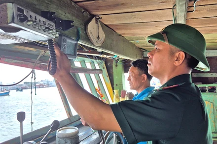 Cán bộ, chiến sĩ Trạm Biên phòng Mân Quang kiểm tra máy giám sát hành trình trên các tàu khi làm thủ tục xuất bến. 