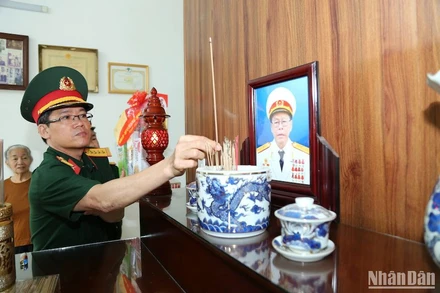 Đại tá Lương Đình Chung viếng, thắp hương nguyên thủ trưởng Bộ Tư lệnh Quân khu đã từ trần. 