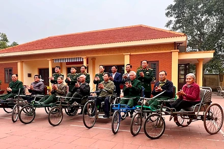 Đoàn đại biểu QĐND Việt Nam do Trung tướng Phạm Trường Sơn, Phó Tổng tham mưu trưởng làm trưởng đoàn thăm và chúc Tết Trung tâm Điều dưỡng thương binh Thuận Thành ngày 20/1/2025.