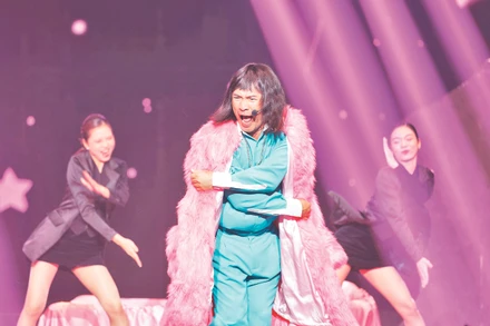 Diễn viên Tiến Luật gây tranh cãi tại chương trình “Anh trai vượt ngàn chông gai” vì điểm bình chọn cao hơn các ca sĩ gạo cội. Ảnh trong bài | BTC