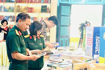 Sách truyền thống vẫn tạo được sức hút với độc giả.