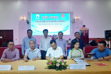 Doanh nghiệp hai tỉnh ký biên bản kết nối giao thương nông sản thực phẩm.