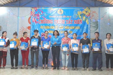 Lãnh đạo Liên đoàn Lao động Long An trao quà Tết cho công nhân tại khu nhà trọ Mười Phương (ấp 1, xã Mỹ, Bến Lức, Long An).