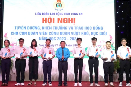 Lãnh đạo Liên đoàn Lao động tỉnh Long An trao thưởng cho học sinh đạt giải cấp quốc gia.