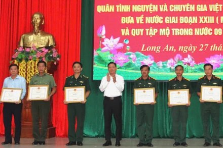 Lãnh đạo tỉnh Long An trao Bằng khen của Chủ tịch Ủy ban nhân tỉnh cho các tập thể.