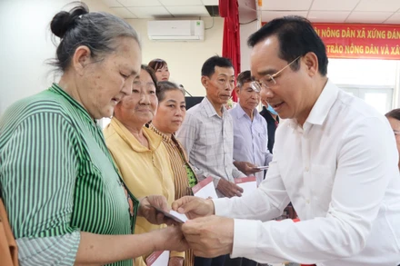 Bí thư Tỉnh ủy Long An Nguyễn Văn Được trao quà Tết cho các gia đình chính sách xã Lương Bình, Bến Lức, Long An.