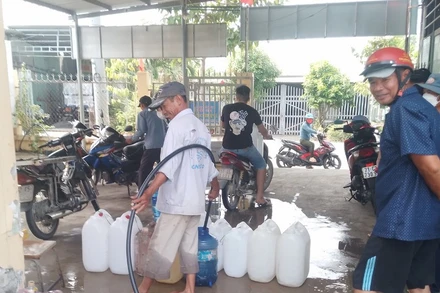 Người dân xã Tân Tập (Cần Giuộc, Long An) lấy nước ngọt từ xe chờ nước của đơn vị cấp nước hỗ trợ bà con trong lúc thiếu nguồn nước ngọt hợp vệ sinh từ hệ thống cấp nước. 