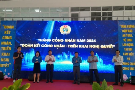 Lãnh đạo Liên đoàn Lao động Long An, Công đoàn các Khu công nghiệp, doanh nghiệp và các Sở, ngành thực hiện nghi thức phát động Tháng Công nhân 2024.