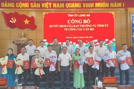 Bí thư Tỉnh ủy Long An Nguyễn Văn Được trao các quyết định cho các cán bộ. 