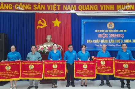 Chủ tịch Liên đoàn Lao động trao Cờ thi đua của Tổng Liên đoàn Lao động Việt Nam cho 6 tập thể công đoàn cơ sở.