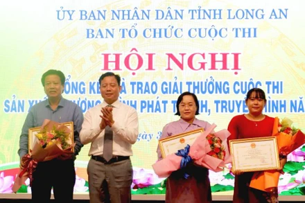 Lãnh đạo tỉnh Long An trao giải Nhất, Nhì và Ba cho các đơn vị đạt giải. 