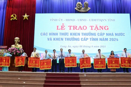 Lãnh đạo tỉnh Long An thừa ủy quyền của Thủ tướng Chính phủ trao Cờ Thi đua của Thủ tướng cho các tập thể. 