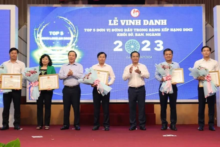 Vinh danh các đơn vị thực hiện có hiệu quả nhiều giải pháp để cải thiện và giữ vững 3 chỉ số (PCI, PGI, PAR Index) trên địa bàn tỉnh Long An.