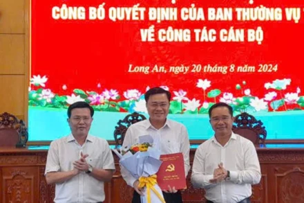 Lãnh đạo Tỉnh ủy Long An trao Quyết định cho cho đồng chí Nguyễn Thanh Nguyên. 