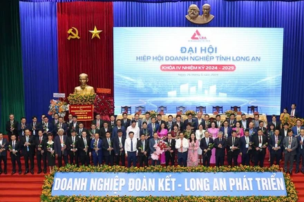 Lãnh đạo tỉnh Long An tặng hoa chúc mừng Ban Chấp hành nhiệm kỳ 2024 - 2029 ra mắt Đại hội. 