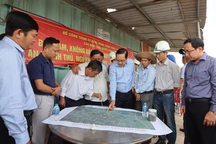 Phó Chủ tịch Ủy ban nhân dân tỉnh Long An Nguyễn Minh Lâm (áo xanh giữa) làm việc tại hiện trường với đơn vị thi công đường tỉnh 823D.