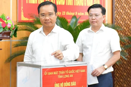 Bí thư Tỉnh Ủy Long An Nguyễn Văn Được và Phó Bí thư Tỉnh Ủy Nguyễn Thanh Hải đóng góp ủng hộ đồng bào bị thiệt hại do bão số 3.