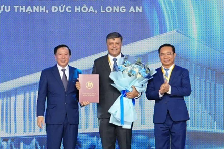 Bí thư Tỉnh ủy Long An Nguyễn Văn Được (phải), Chủ tịch Ủy ban nhân tỉnh Long An (trái) trao chứng nhận đầu tư cho Suntory Pepsico Việt Nam.