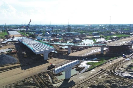 Nút giao cầu vượt kết nối cao tốc Bến Lức-Long Thành và cao tốc Sài Gòn-Trung Lương-Mỹ Thuận dự kiến hoàn thành trong tháng 10/2024.