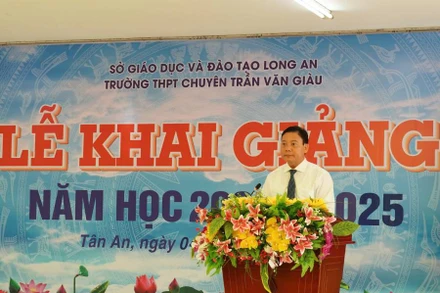 Phó Chủ tịch Ủy ban nhân tỉnh Long An Phạm Tấn Hòa công bố Quyết định về việc đổi tên trường.