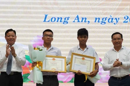 Lãnh đạo tỉnh Long An trao Bằng khen cho 2 học sinh đoạt giải Nhì Cuộc thi Khoa học Kỹ thuật cấp quốc gia.