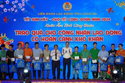 Lãnh đạo Tổng Liên đoàn Lao động Việt Nam và tỉnh Long An trao quà Tết cho công nhân lao động đang làm việc tại Long An. 