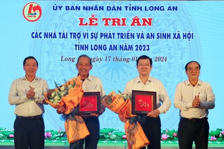 Lãnh đạo tỉnh Long An tặng hoa tri ân nguyên Chủ tịch nước Trương Tấn Sang và nguyên Phó thủ tướng Chính phủ Trương Hòa Bình.