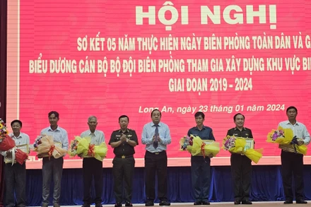 Lãnh đạo Bộ Tư lệnh Bộ đội Biên phòng và tỉnh Long An trao Bằng khen cho các tập thể và cá nhân. 