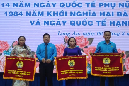 Chủ tịch Liên đoàn Lao động Long An Nguyễn Văn Quí tặng cờ thi đua cho 3 tập thể “Giỏi việc nước, đảm việc nhà”.