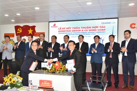 Lãnh đạo tỉnh Long An chứng kiến ký kết thỏa thuận hợp tác đầu tư nhà máy sản xuất thiết bị điện gió tại Long An. 